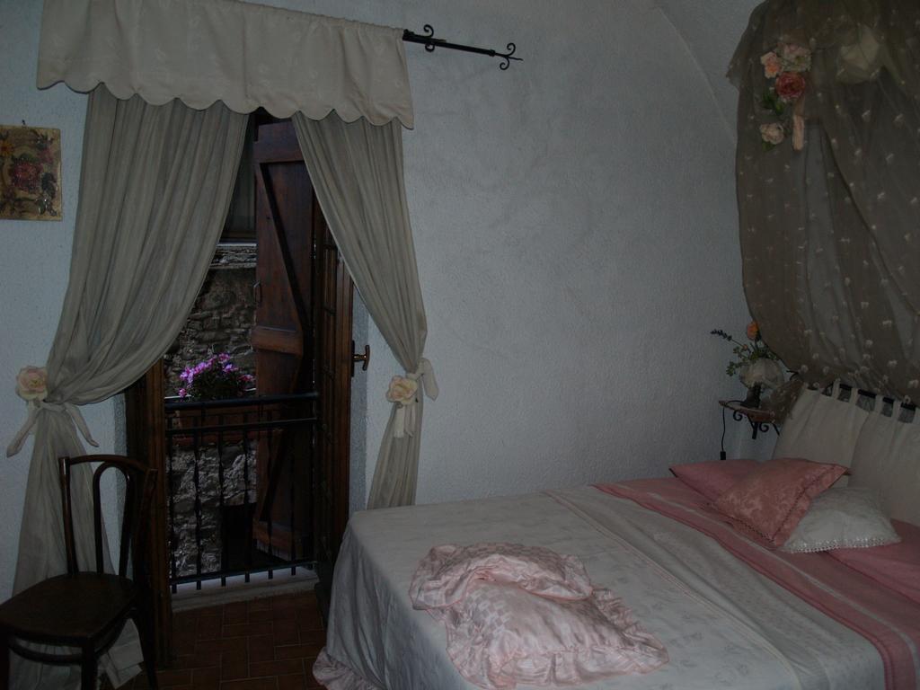 Le Petit Chateau Bed and Breakfast Dolceacqua Kamer foto